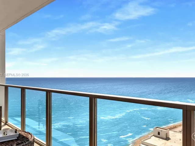 3-bedroom condo for sale in Hollywood - 3101 S Ocean Dr 2307 - MondialRealty