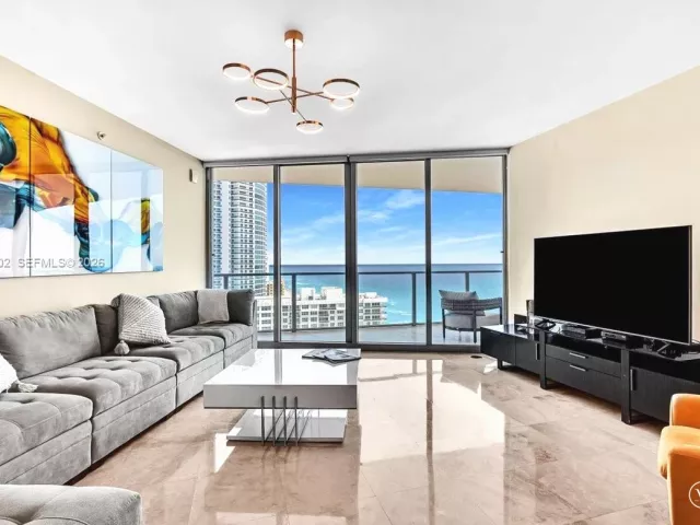3-bedroom condo for sale in Hollywood - 3101 S Ocean Dr 2307 - MondialRealty