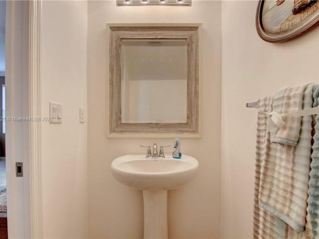 Home for rent at 1071 NW 33rd Ct - photo 7427502