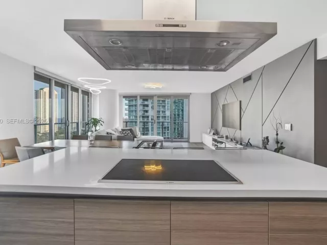 3-bedroom condo for sale in Sunny Isles Beach - 300 Sunny Isles Blvd 4-1802 - MondialRealty