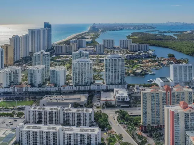 3-bedroom condo for sale in Sunny Isles Beach - 300 Sunny Isles Blvd 4-1802 - MondialRealty