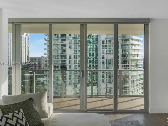 3-bedroom condo for sale in Sunny Isles Beach - 300 Sunny Isles Blvd 4-1802 - MondialRealty