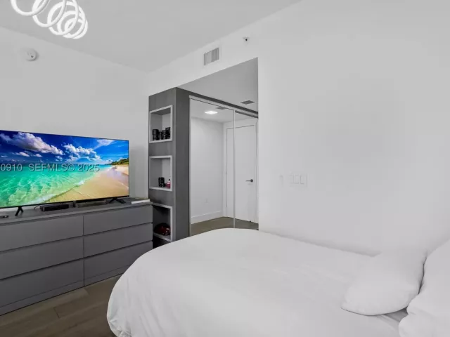 3-bedroom condo for sale in Sunny Isles Beach - 300 Sunny Isles Blvd 4-1802 - MondialRealty