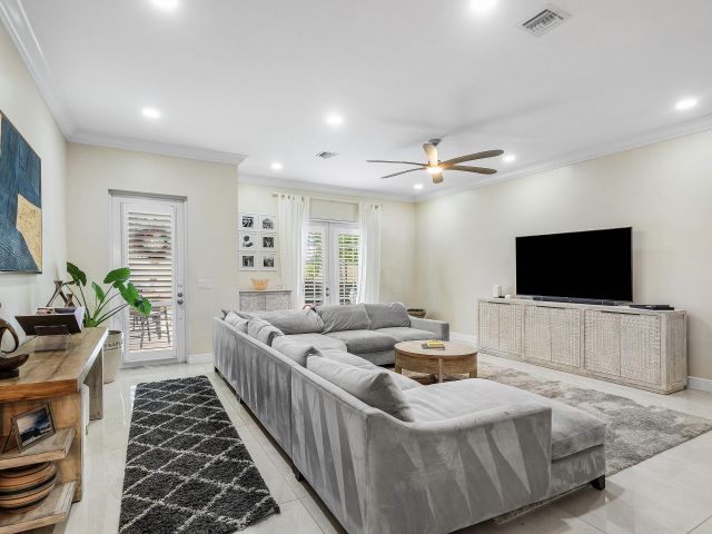 Home for rent at 605 Avenue H - photo 6616732