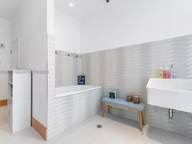 2-bedroom condo for rent in Miami - 700 NE 26th Ter 2605 - MondialRealty