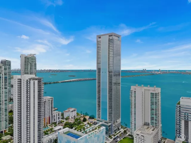 2-bedroom condo for rent in Miami - 700 NE 26th Ter 2605 - MondialRealty