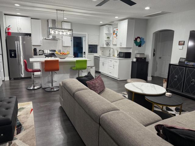 Home for rent at 615 SW 9th Street - photo 6555704