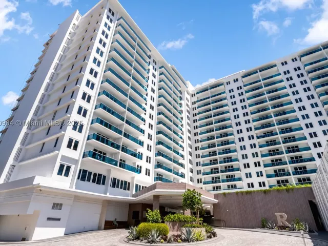 3-bedroom condo for sale in Miami Beach - 2301 Collins Ave 1523-24 - MondialRealty