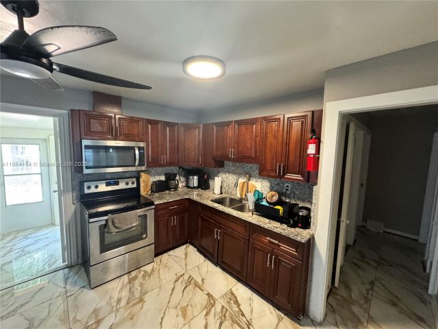 5-bedroom home for sale in Delray Beach - 619 SW 10th St - MondialRealty