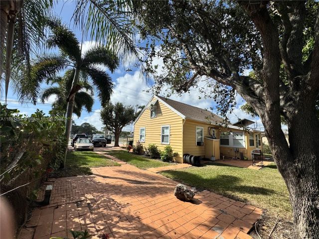 5-bedroom home for sale in Delray Beach - 619 SW 10th St - MondialRealty