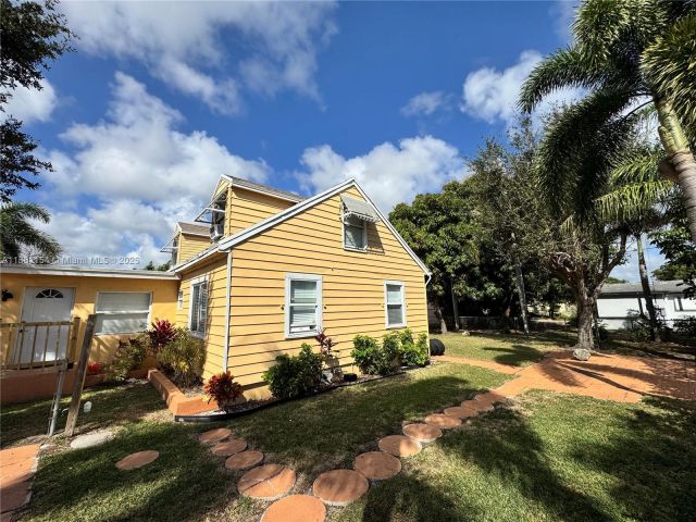 5-bedroom home for sale in Delray Beach - 619 SW 10th St - MondialRealty