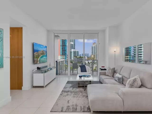 2-bedroom condo for sale in Miami Beach - 50 S Pointe Dr 1005 - MondialRealty