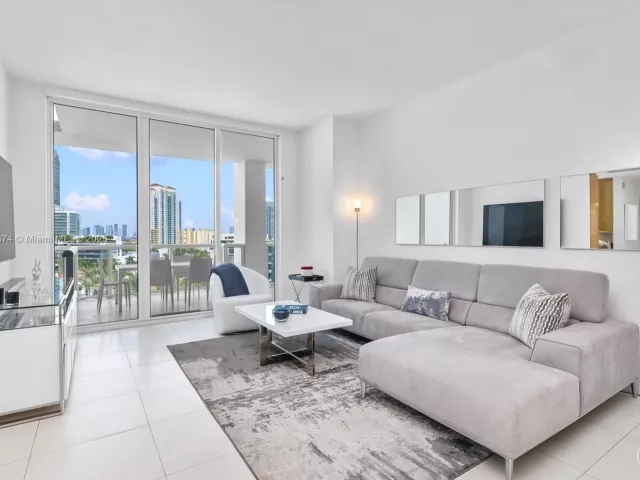 2-bedroom condo for sale in Miami Beach - 50 S Pointe Dr 1005 - MondialRealty