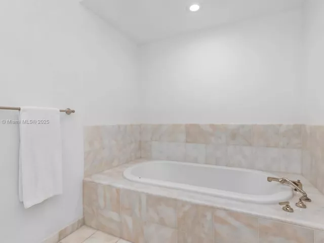 2-bedroom condo for sale in Miami Beach - 50 S Pointe Dr 1005 - MondialRealty