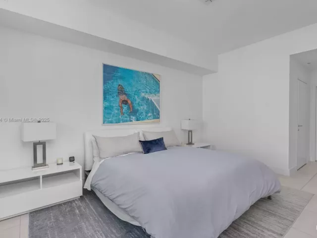 2-bedroom condo for sale in Miami Beach - 50 S Pointe Dr 1005 - MondialRealty