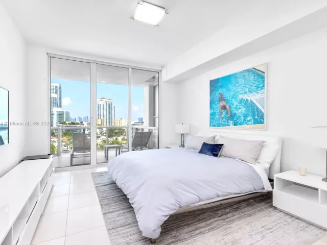 2-bedroom condo for sale in Miami Beach - 50 S Pointe Dr 1005 - MondialRealty