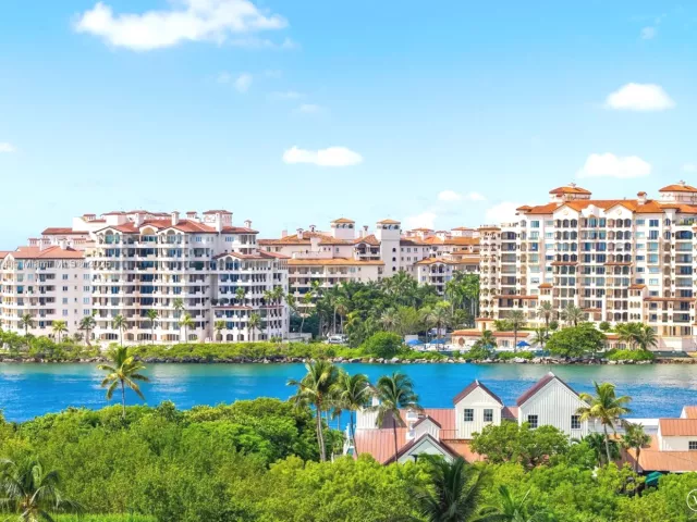 2-bedroom condo for sale in Miami Beach - 50 S Pointe Dr 1005 - MondialRealty