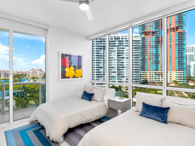 2-bedroom condo for sale in Miami Beach - 50 S Pointe Dr 1005 - MondialRealty