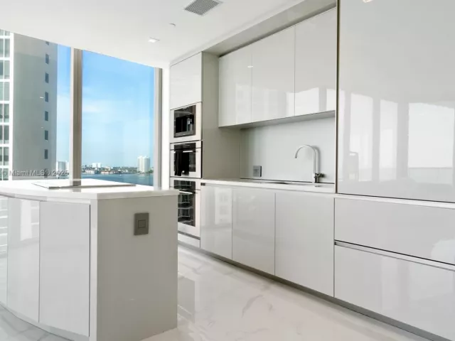 2-bedroom condo for sale in Sunny Isles Beach - 18975 Collins Ave 1104 - MondialRealty