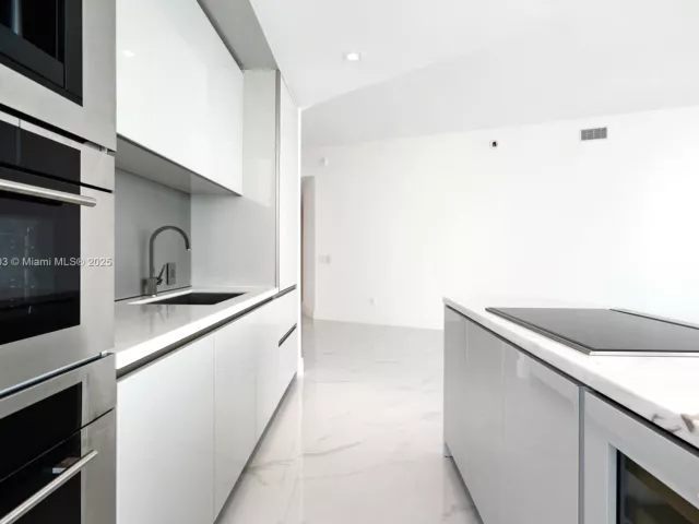 2-bedroom condo for sale in Sunny Isles Beach - 18975 Collins Ave 1104 - MondialRealty