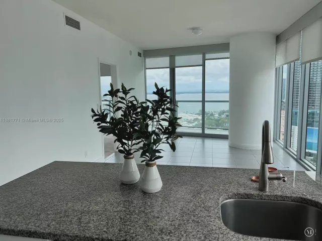 2-bedroom condo for rent in Miami - 888 Biscayne Blvd 3001 - MondialRealty