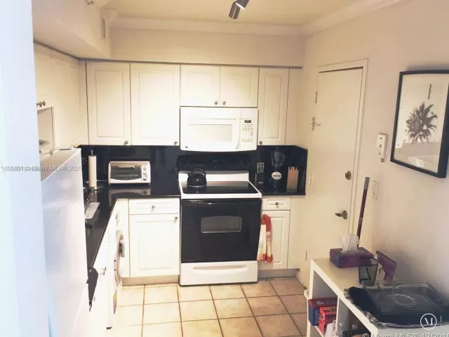 2-bedroom condo for rent in Hollywood - 2501 S Ocean Dr 336 - MondialRealty