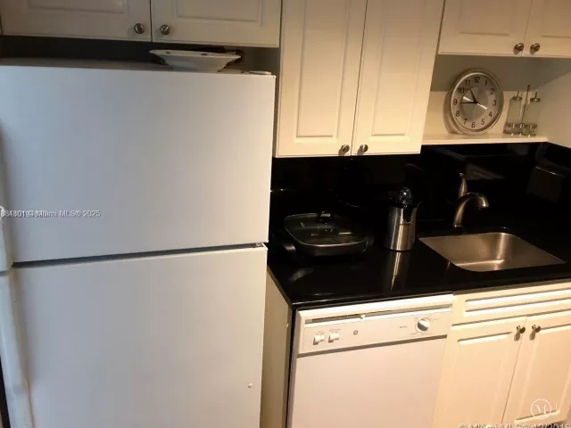 2-bedroom condo for rent in Hollywood - 2501 S Ocean Dr 336 - MondialRealty