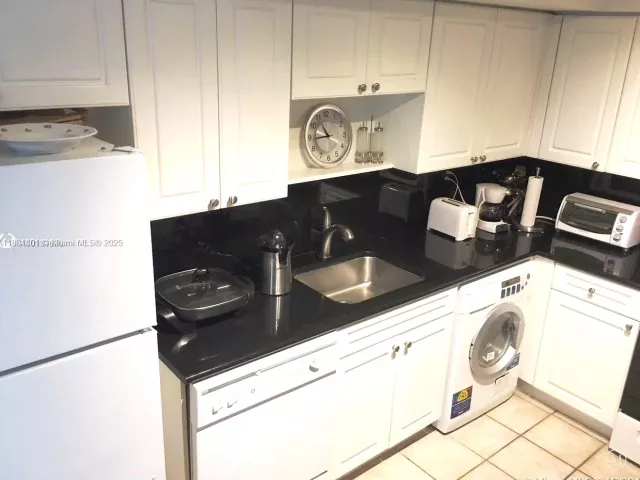 2-bedroom condo for rent in Hollywood - 2501 S Ocean Dr 336 - MondialRealty