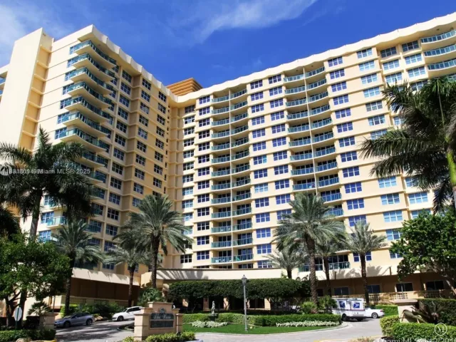 2-bedroom condo for rent in Hollywood - 2501 S Ocean Dr 336 - MondialRealty