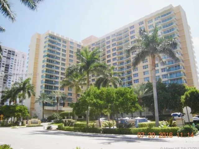 2-bedroom condo for rent in Hollywood - 2501 S Ocean Dr 336 - MondialRealty