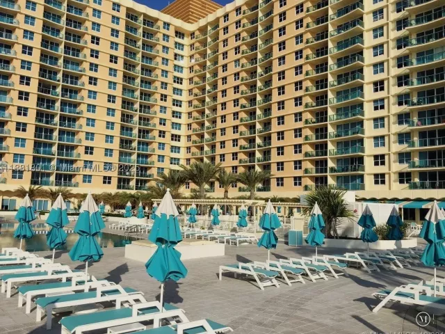 2-bedroom condo for rent in Hollywood - 2501 S Ocean Dr 336 - MondialRealty