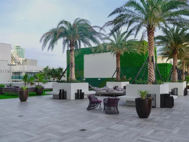 2-bedroom condo for sale in Hollywood - 4010 S Ocean Dr R302 - MondialRealty