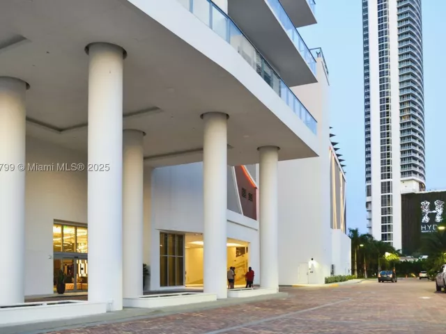 2-bedroom condo for sale in Hollywood - 4010 S Ocean Dr R302 - MondialRealty