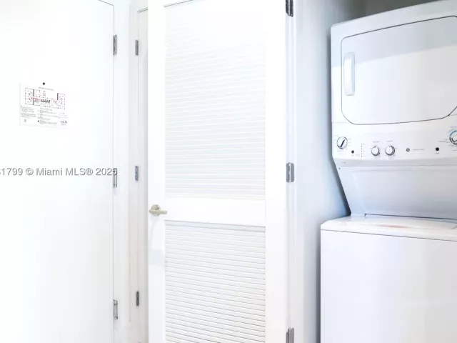 2-bedroom condo for sale in Hollywood - 4010 S Ocean Dr R302 - MondialRealty