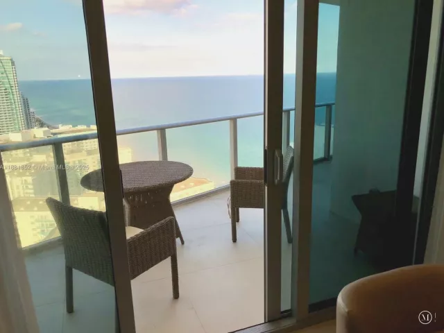 1-bedroom condo for sale in Hollywood - 4111 S Ocean Dr 2910 - MondialRealty