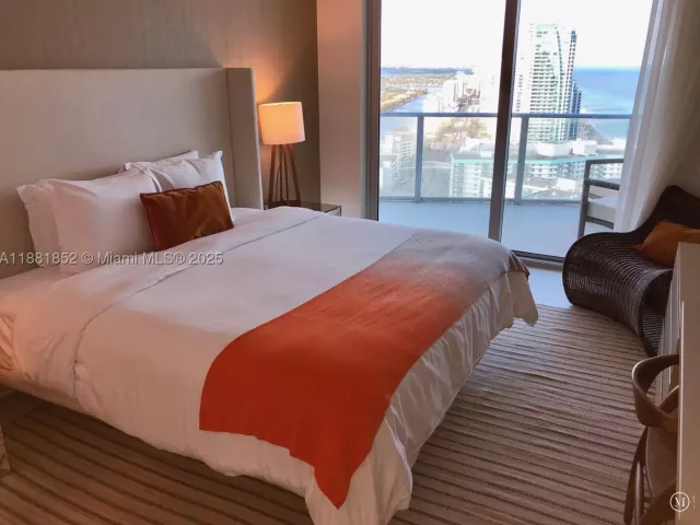 1-bedroom condo for sale in Hollywood - 4111 S Ocean Dr 2910 - MondialRealty