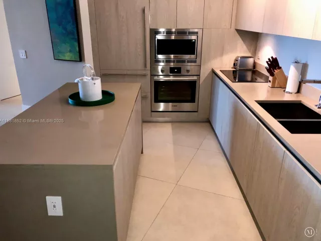 1-bedroom condo for sale in Hollywood - 4111 S Ocean Dr 2910 - MondialRealty