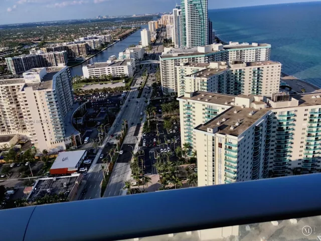 1-bedroom condo for sale in Hollywood - 4111 S Ocean Dr 2910 - MondialRealty