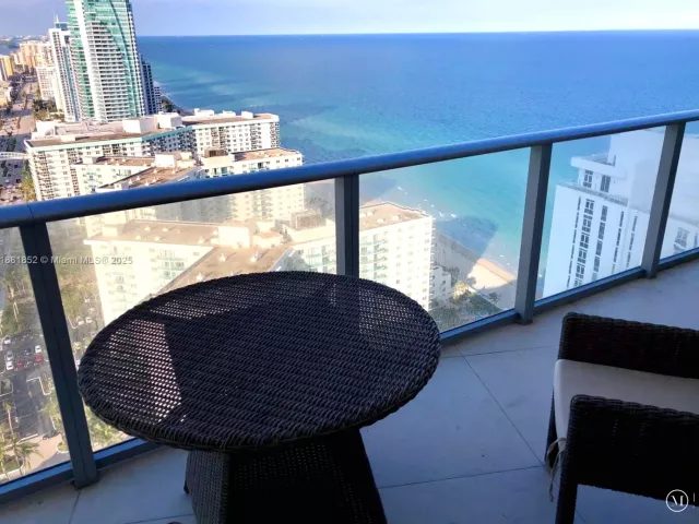 1-bedroom condo for sale in Hollywood - 4111 S Ocean Dr 2910 - MondialRealty