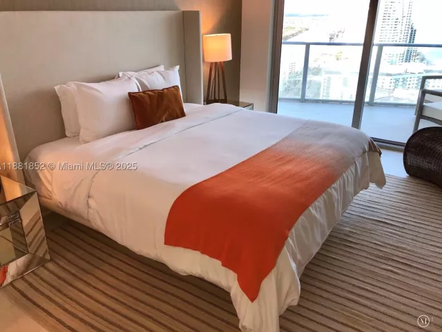 1-bedroom condo for sale in Hollywood - 4111 S Ocean Dr 2910 - MondialRealty