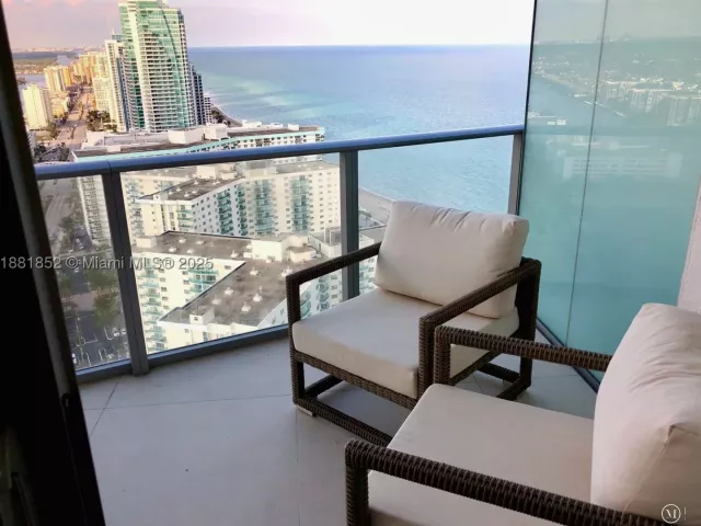 1-bedroom condo for sale in Hollywood - 4111 S Ocean Dr 2910 - MondialRealty
