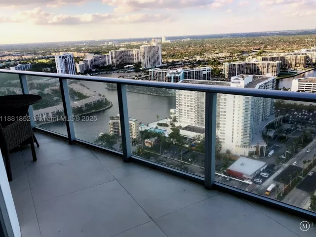 1-bedroom condo for sale in Hollywood - 4111 S Ocean Dr 2910 - MondialRealty