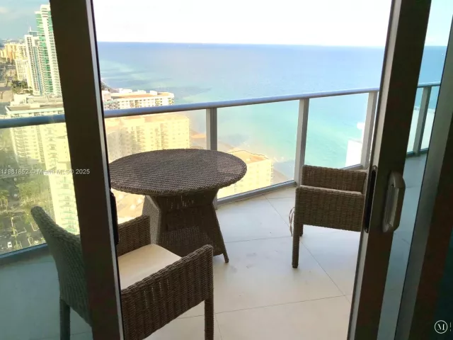 1-bedroom condo for sale in Hollywood - 4111 S Ocean Dr 2910 - MondialRealty