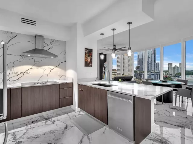 2-bedroom condo for sale in Fort Lauderdale - 333 Las Olas Way 1207 - MondialRealty