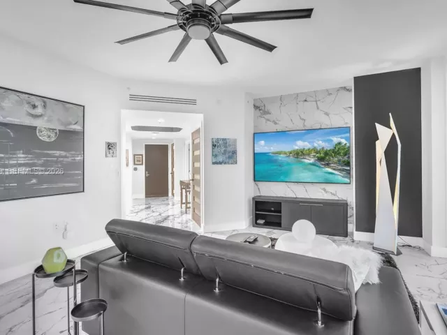 2-bedroom condo for sale in Fort Lauderdale - 333 Las Olas Way 1207 - MondialRealty