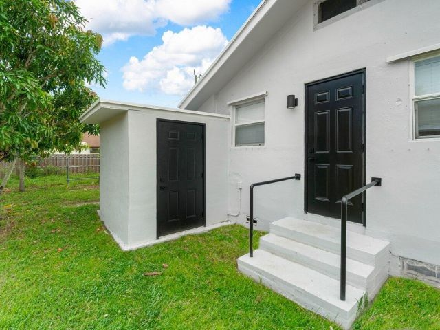 Home for rent at 137 SW 9th Avenue - photo 6595407