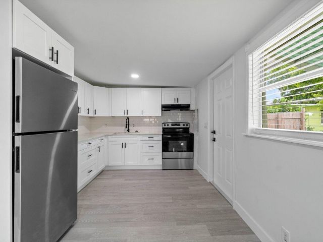 Home for rent at 137 SW 9th Avenue - photo 6595417