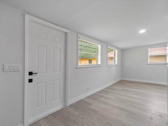 Home for rent at 137 SW 9th Avenue - photo 6595423