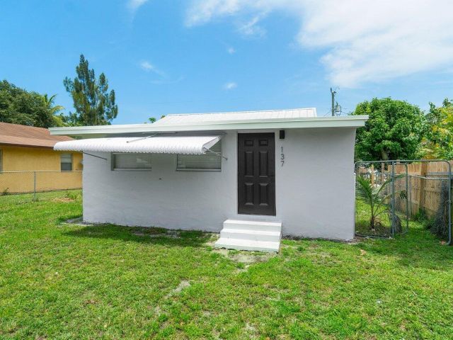 Home for rent at 137 SW 9th Avenue - photo 6595425