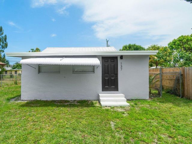 Home for rent at 137 SW 9th Avenue - photo 6595426